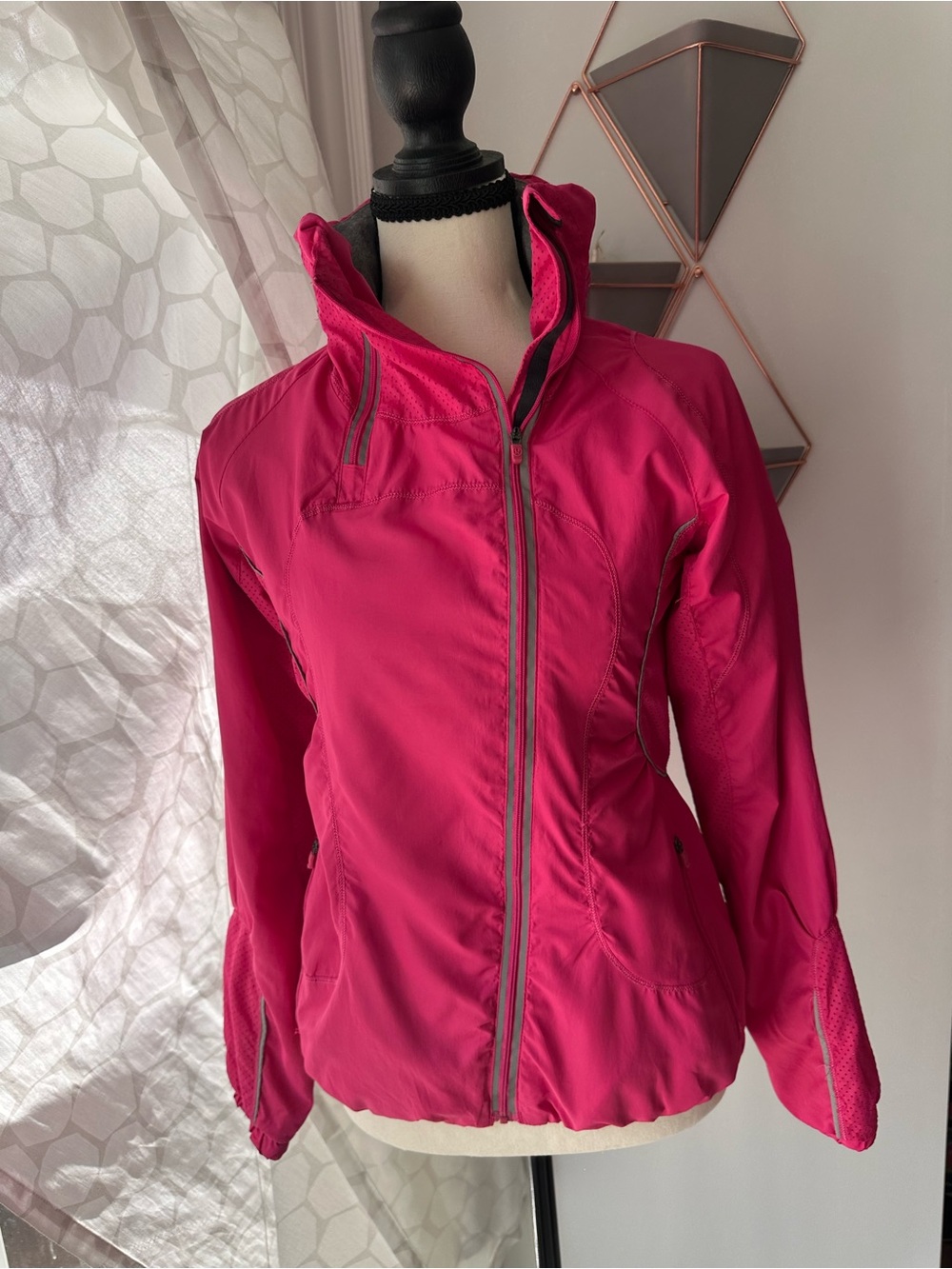 Lululemon Run Inspire Jacket Senorita Pink Full Zip Long Sleeve Hiking Hood sz 4 - Picture 9 of 16